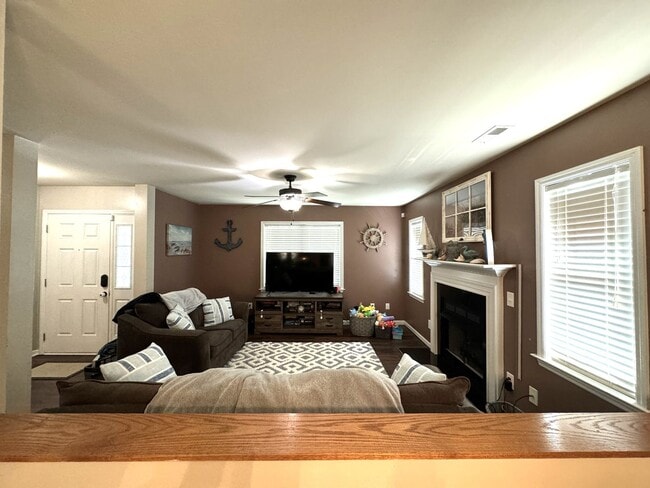 Building Photo - An adorable home within the City!