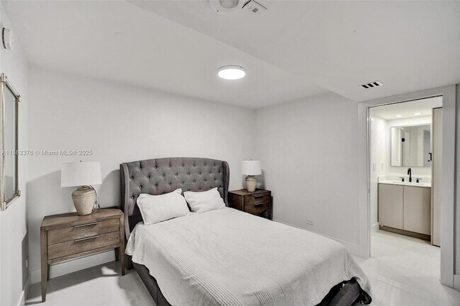 Building Photo - 6039 Collins Ave