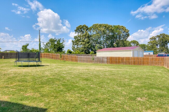 Building Photo - Available NOW MUST  see in McCoy's Creek