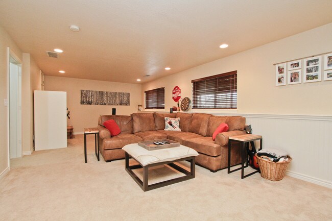 Building Photo - Beautiful 4BD/3.5BA Indian Peaks Home on Golf Course with Views!