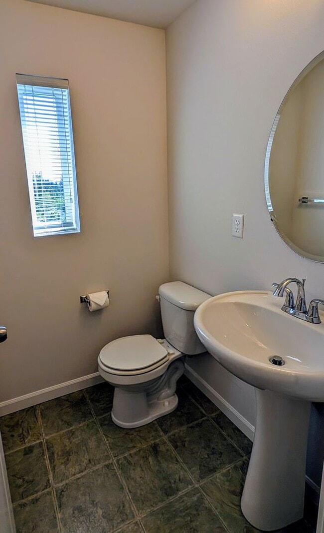 Building Photo - North Lynnwood Spacious Townhome with 2 car garage