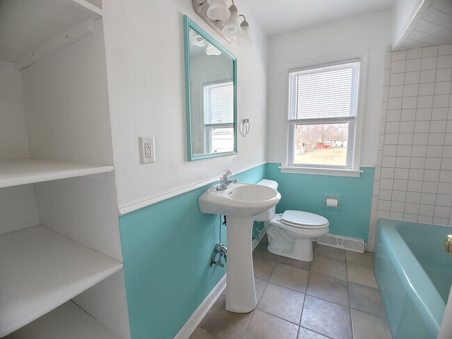Building Photo - Charming 2 Bedroom 2 Bathroom House!