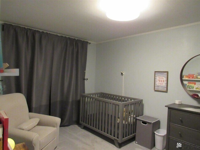 Building Photo - Central townhome with 2 bedrooms and 3 bat...
