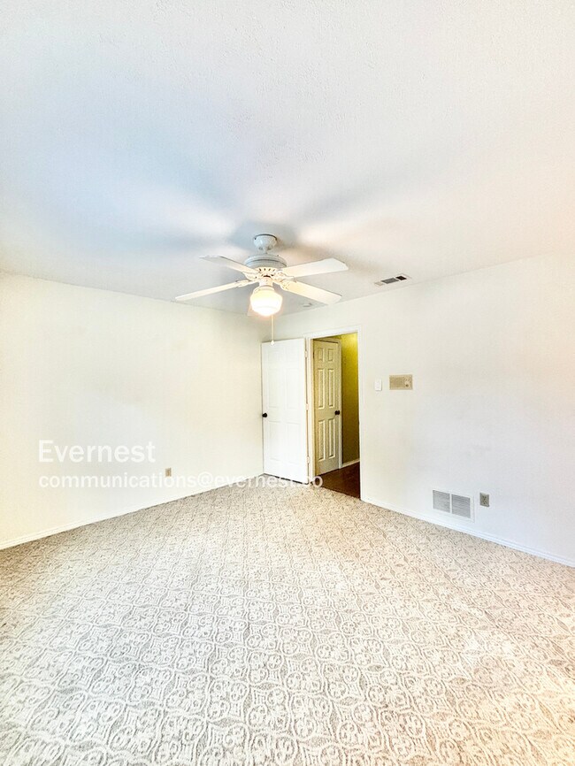 Building Photo - 1120 Stratford Dr