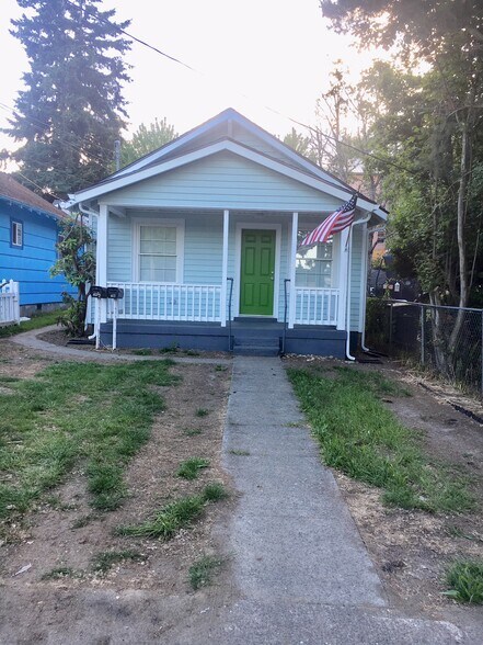Front of House - 613 Broadway Ave