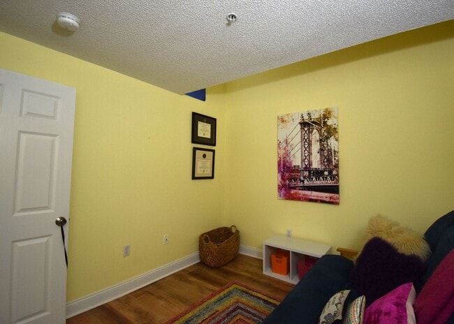 Building Photo - Reduced! Impeccably Maintained, Move-in Re...