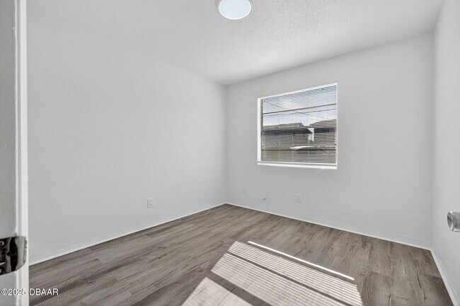 Building Photo - 2417 N Oleander Ave