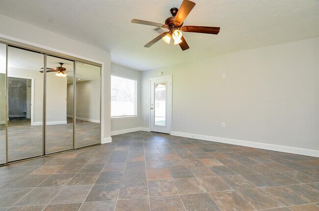 Building Photo - 7203 Sharpsburg Dr