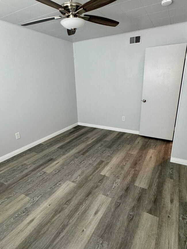 Building Photo - Beautiful 3 Bed/2 Bath Walking Distance fr...