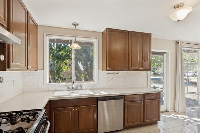 Building Photo - 1405 Broadmoor Dr