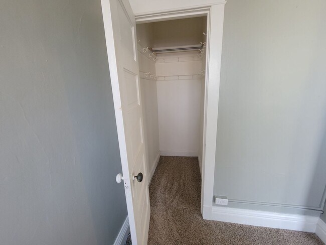 Building Photo - 623-625 N 10th Ave E