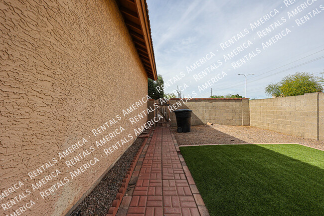 Building Photo - 967 E Rockwell Dr