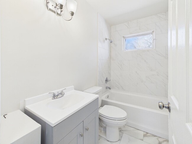 Building Photo - 954 Kingsway Rd