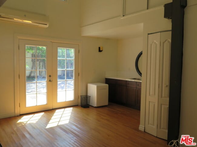 Building Photo - 802 Cloverdale Ave