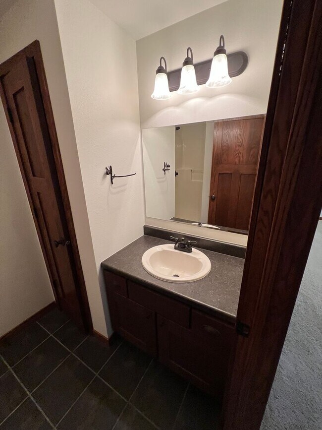 Building Photo - 3 bedroom, 3 bathroom Red Rocks Home for Rent