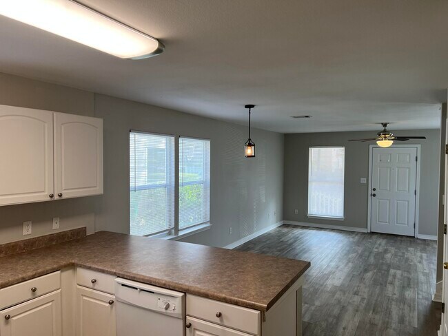 Building Photo - 9 Lantana Ct