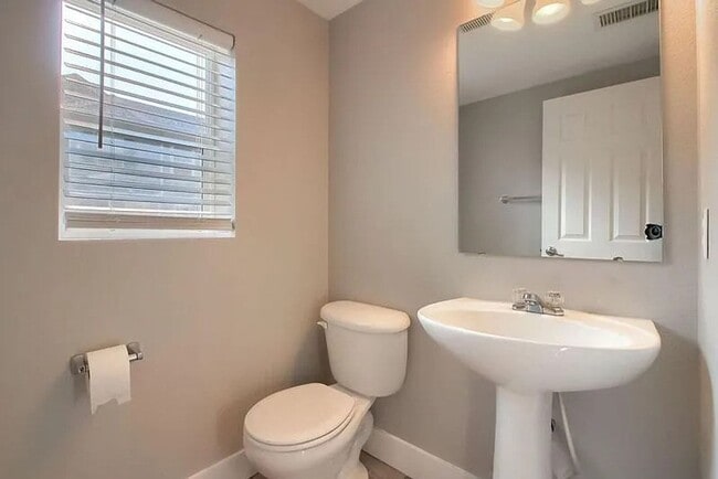 Building Photo - Beautiful 3 bedroom Townhome in Green Valley Ranch