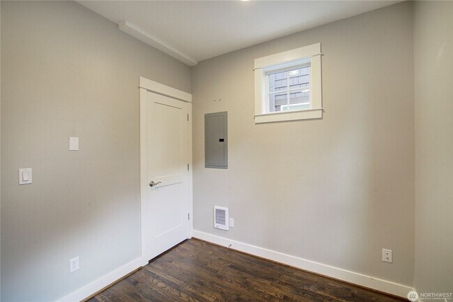 Building Photo - 2Bd/1.75Ba Seattle Home