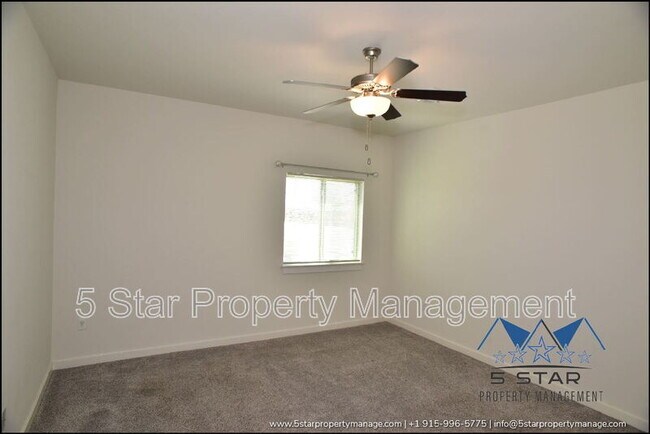 Building Photo - 3545 Essence St