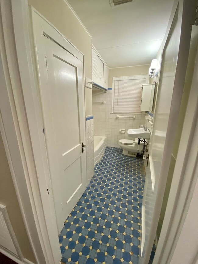 Building Photo - South Highlands Bungalow for Lease | 71104...