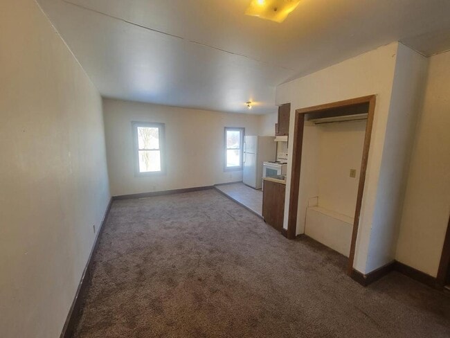 Building Photo - 425 S 6th St