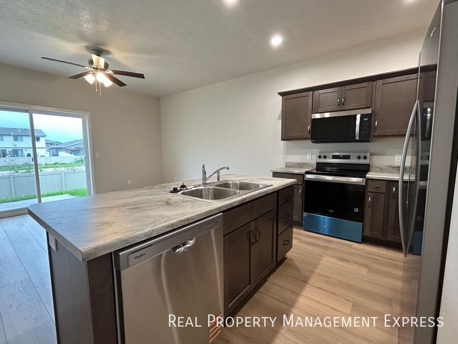 Building Photo - 2 Bedroom 1.5 Bathroom Home for Rent