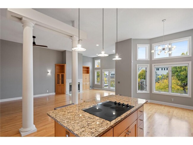 Building Photo - 517 River St