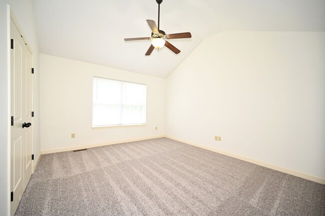 Building Photo - 2 bedroom, 2.5 baths townhouse with 1 car garage in Oak Valley Estates!