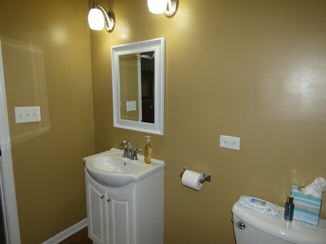 Building Photo - 653 N Edgemere Dr