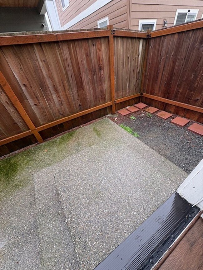 Building Photo - Beautiful 4-bedroom 2.5 bath home