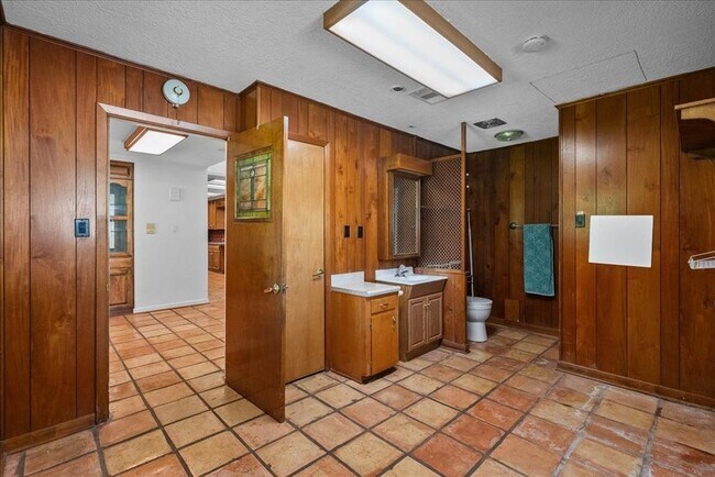 Building Photo - 3415 Bayou Dr E