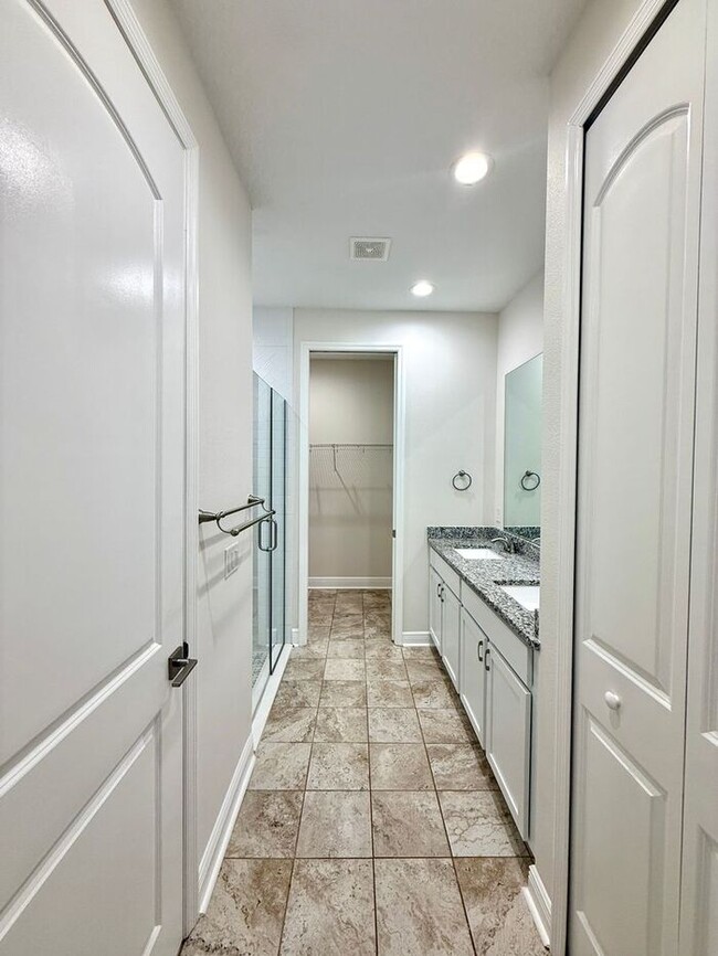 Building Photo - Gorgeous, Modern 2/2 Duplex in Orange City!