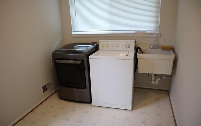 Building Photo - Fabulous Updated 4 Bedroom, 2.5 Bathroom H...