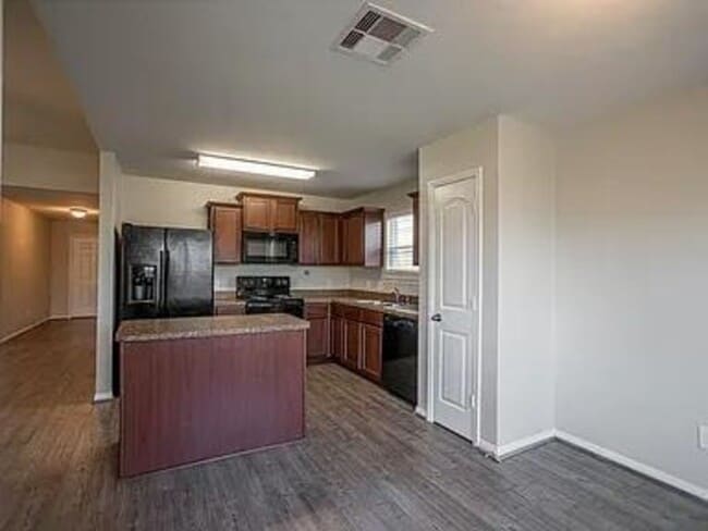 Building Photo - 976 Lake View Cir W