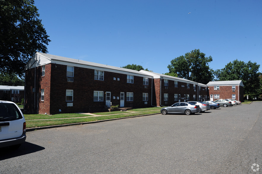 Building Photo - Taylor Gardens