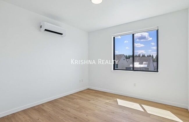 Building Photo - 7650 NW 170th Ave