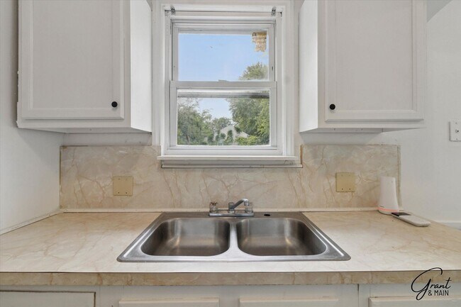 Building Photo - $1350 5 bedroom 2 bath