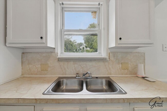 Building Photo - $1500 5 bedroom 2 bath