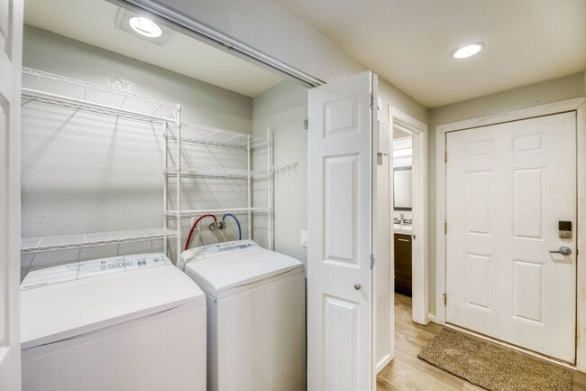 Building Photo - Updated and Well-Equipped 2 Bedroom 1.5 Bath Lynnwood Townhouse!