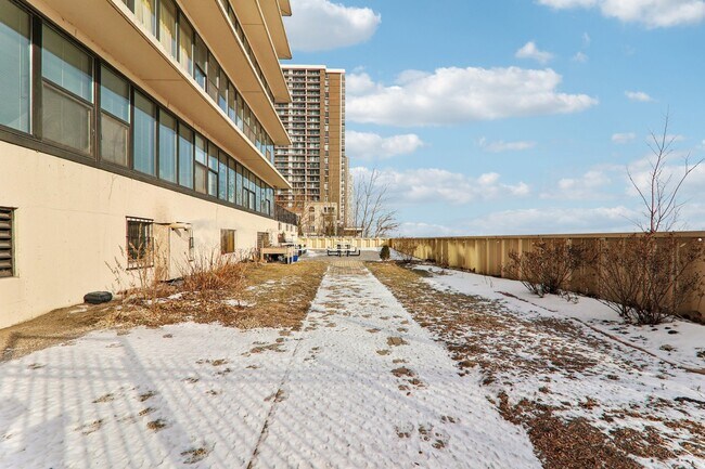 Building Photo - 5801 N Sheridan Rd