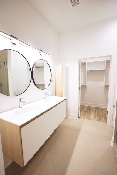 Main bathroom - 1155 Custer Ave SE