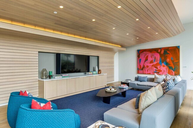 Building Photo - 1001 Queen St