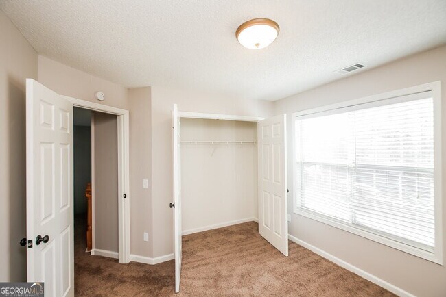 Building Photo - 1042 Whispering Woods Dr