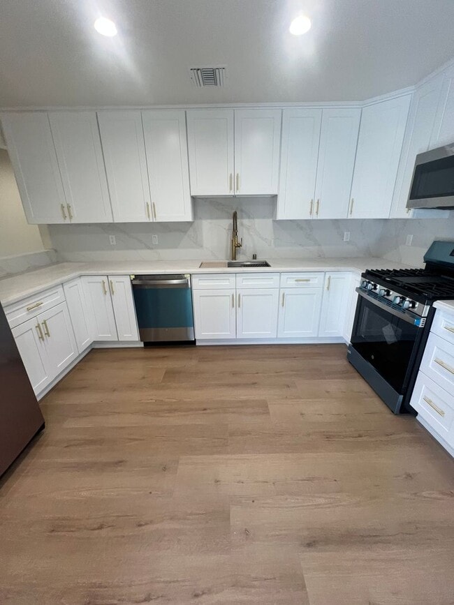Building Photo - Thousand Oaks - 3 bedroom, 2.5 bath in the...