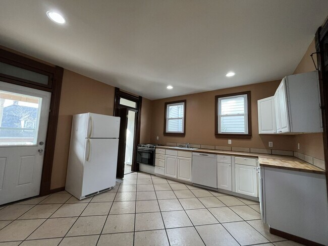 Building Photo - 2 Bedroom House For Rent