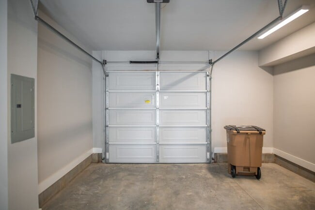 Building Photo - 2 BR 2.5 BA- Downtown Greenville Townhome- FOR RENT