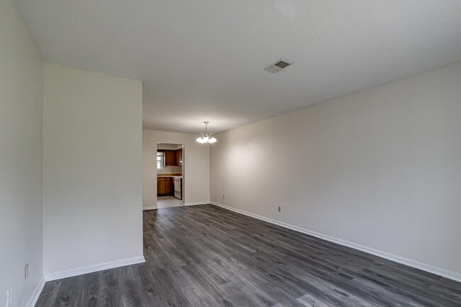 Building Photo - 1314 Farmingdale Dr