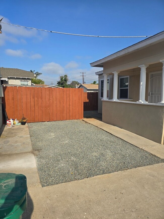 Building Photo - Large 2 bed 1 Bath House