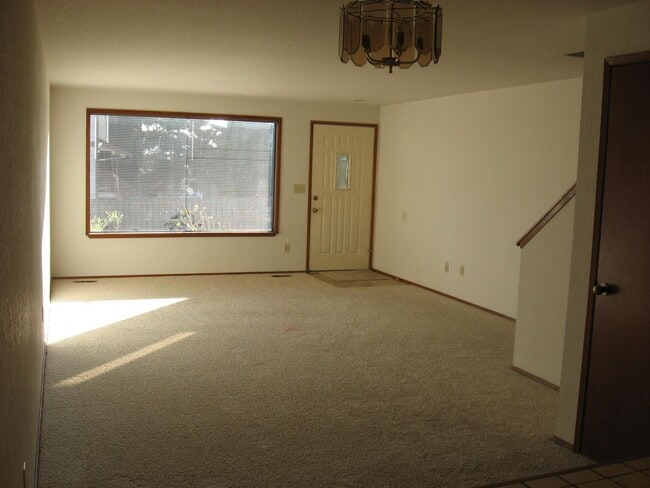 Building Photo - 824 SE Jensen St