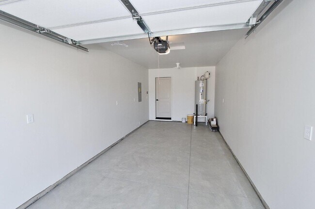 Building Photo - 1115 S Commercial Ave